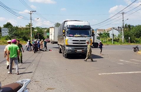 Đắk Lắk: Xe máy tông xe tải, 2 học sinh thương vong