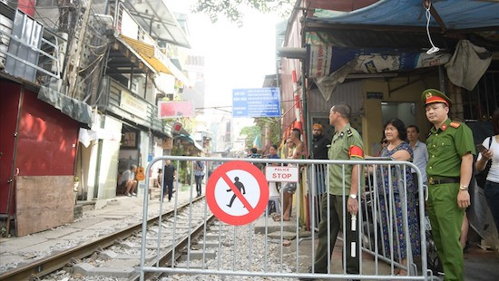 Quận Hoàn Kiếm bác kiến nghị phố cà phê đường tàu tái hoạt động