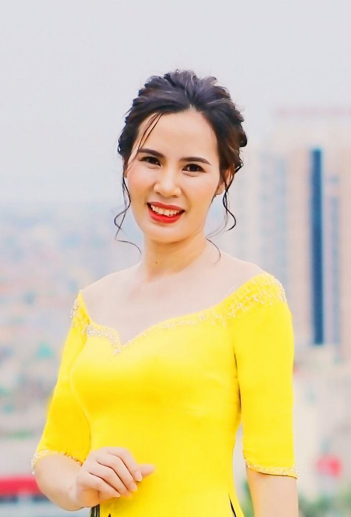 Nhà thiết kế Thu Hà và niềm đam mê tà áo dài Việt qua BST Hương sắc bốn mùa
