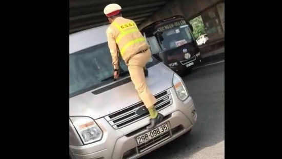 Phạt nặng tài xế làm CSGT nhảy lên túm cần gạt nước ôtô