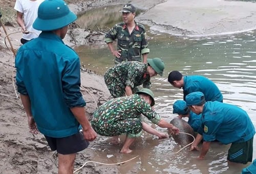 Trục vớt quả bom nằm dưới lòng sông