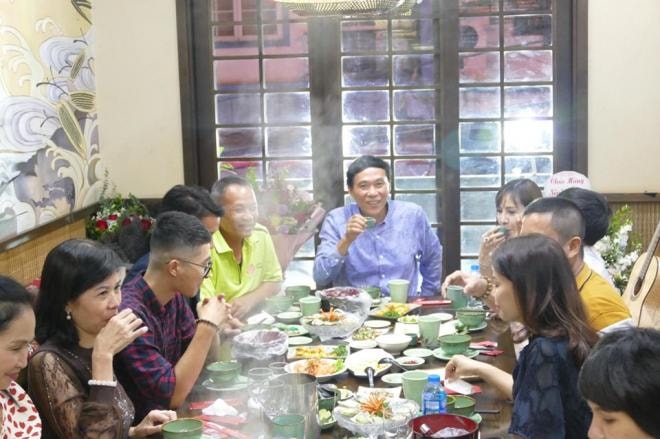 NSND Lan Hương cười tươi hết cỡ trong ngày sinh nhật chồng - nghệ sĩ Đỗ Kỷ 5