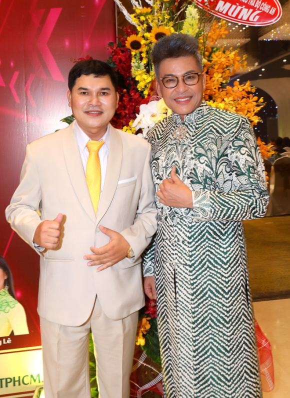 mc-thanh-bach-doi-dien-mao-moi-sau-khi-bi-vo-cu-lien-hoan-boc-phot-2-ngoisao.vn-w660-h906 1 MC Thanh Bạch, nghệ sĩ Xuân Hương, sao việt