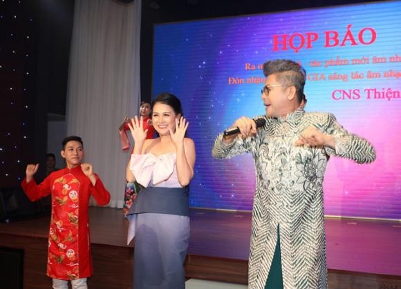 mc-thanh-bach-doi-dien-mao-moi-sau-khi-bi-vo-cu-lien-hoan-boc-phot-4-ngoisao.vn-w660-h477 2 MC Thanh Bạch, nghệ sĩ Xuân Hương, sao việt