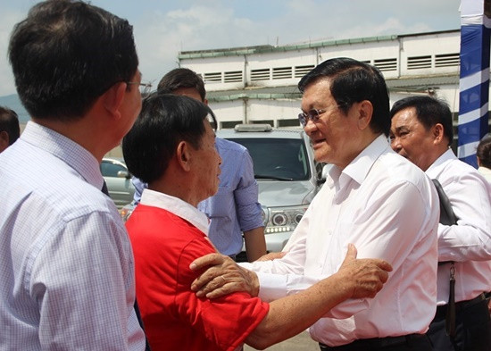 Nguyên Chủ tịch nước Trương Tấn Sang tặng thiết bị giám sát hành trình cho ngư dân