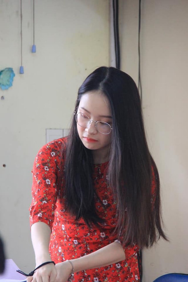 chân dung cô giáo bị chụp lén 12