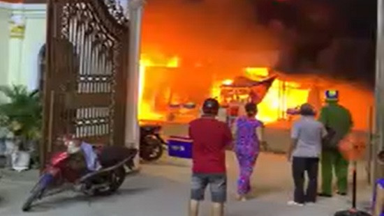 Cà Mau: Khu chợ tạm cháy ngùn ngụt, hơn 10 quầy hàng bị thiêu rụi