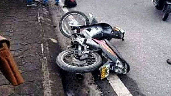 Chạy xe máy tự ngã ra đường, 2 người thương vong