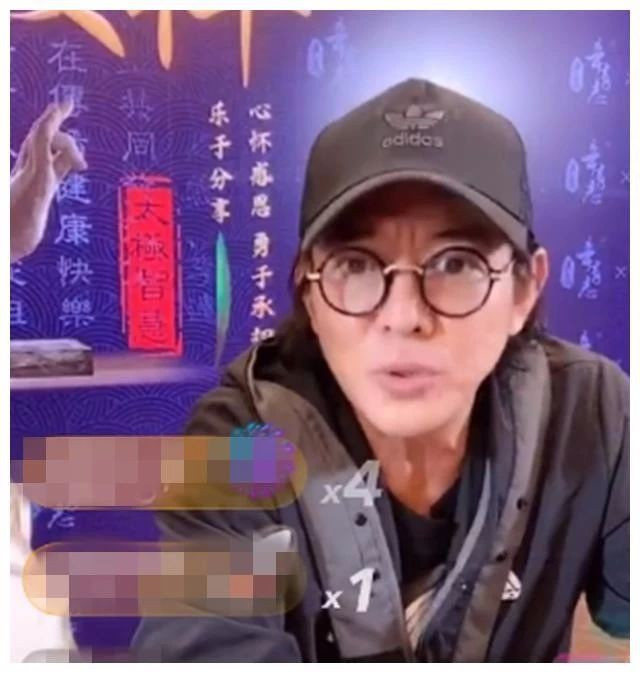 Lý Liên Kiệt bất ngờ livestream, chia sẻ về bệnh tật phải ngồi xe lăn, tiều tụy như ông lão 80? 1