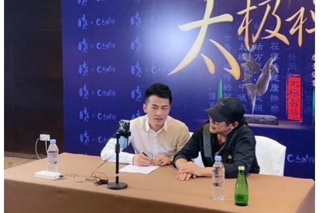 Lý Liên Kiệt bất ngờ livestream, chia sẻ về bệnh tật phải ngồi xe lăn, tiều tụy như ông lão 80? 4