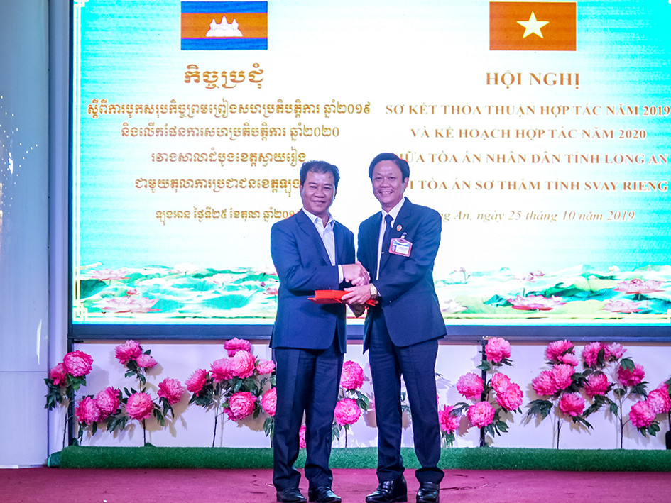 Thắt chặt mối quan hệ giữa TAND tỉnh Long An và Tòa án sơ thẩm tỉnh Svay Rieng, Campuchia