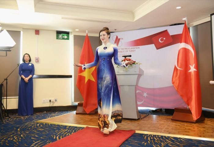 Áo dài Việt mang đậm nét văn hóa Thổ Nhĩ Kỳ gây ấn tượng mạnh