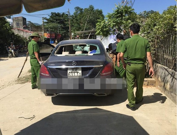 Đã tìm được chủ nhân chiếc xe Mercedes có dính máu bị đập vỡ kính, bỏ lại ven đường ở Yên Bái