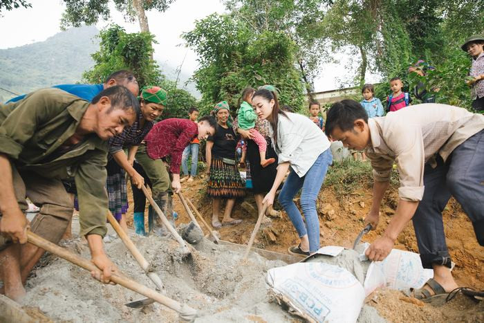 Hoa hậu Lương Thùy Linh té ngã khi vác vật liệu “ Đắp đường, xây ước mơ”