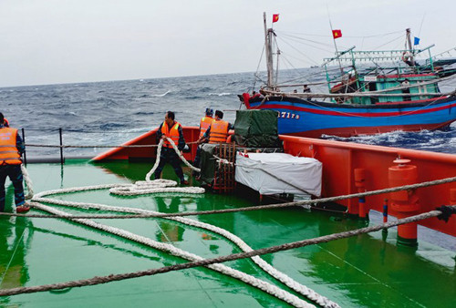 Kịp thời cứu sống tàu cá cùng 9 ngư dân lênh đênh trên biển