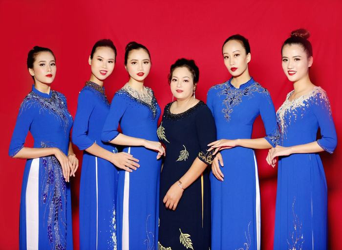 NTK Hạnh Nguyễn mang hơi thở hiện đại cho áo dài truyền thống