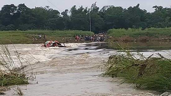 Kịp thời cứu 5 người dân bị lật thuyền giữa dòng nước chảy xiết