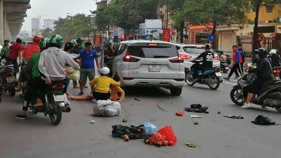 Xe ô tô gây tai nạn liên hoàn, nhiều người bị thương