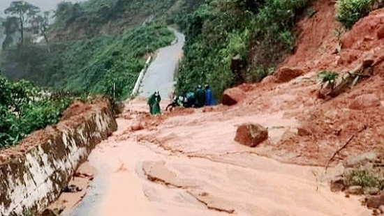 Các tỉnh miền Trung tiếp tục mưa to, nguy cơ lũ quét và sạt lở đất