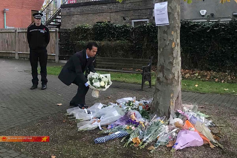 Đại diện Bộ Ngoại giao ký sổ tang, đặt hoa tưởng niệm 39 người chết ở Anh