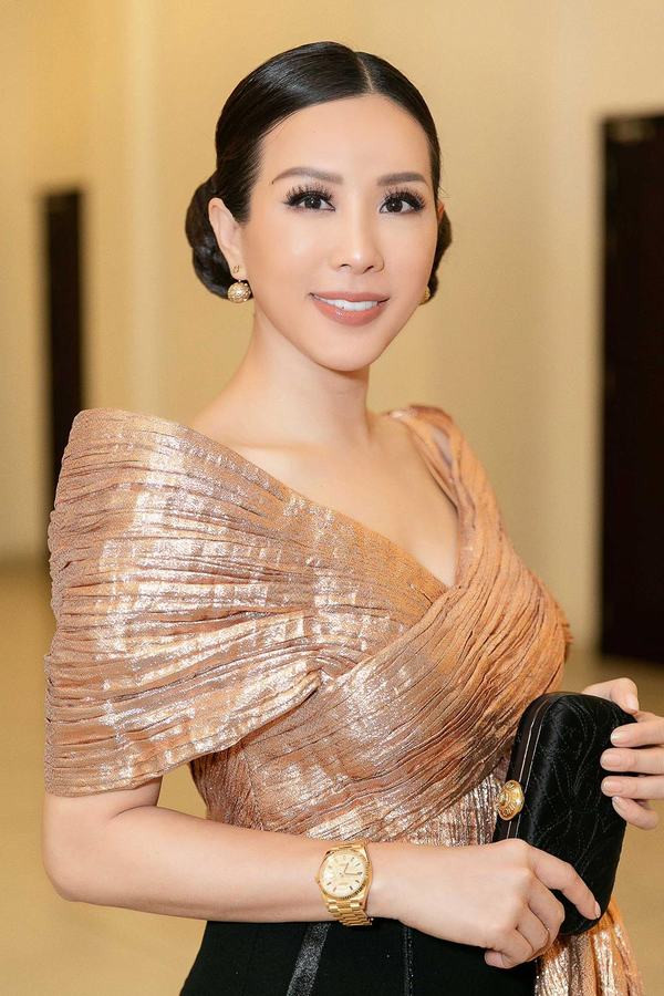 Hoa hậu Thu Hoài khoe vẻ cá tính, trẻ trung khi đi chấm thi nhan sắc