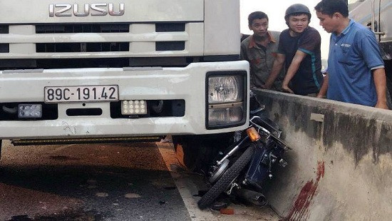 Va chạm với xe tải, 3 nữ sinh bị tông văng khỏi xe máy