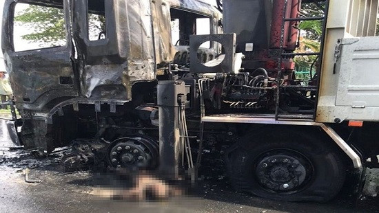 Người đi xe máy chết cháy sau va chạm với xe tải