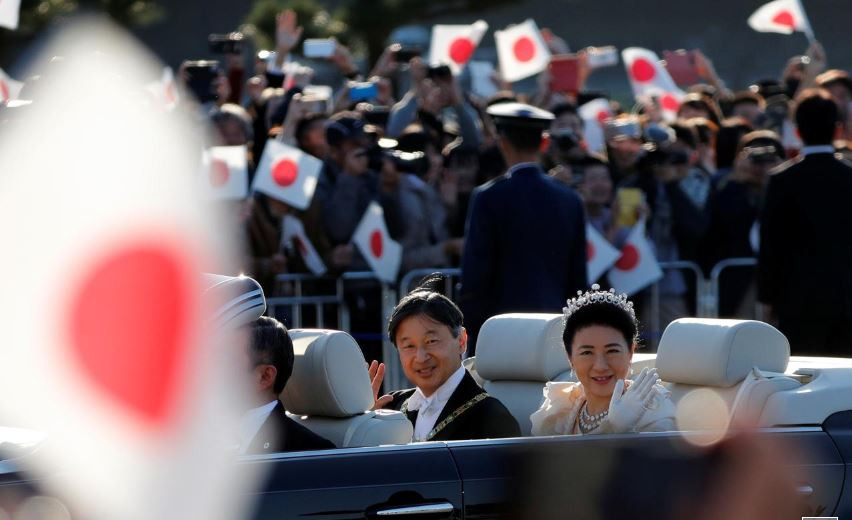 Đám đông chào đón Nhật hoàng mới trong cuộc diễu hành mừng ngày đăng quang