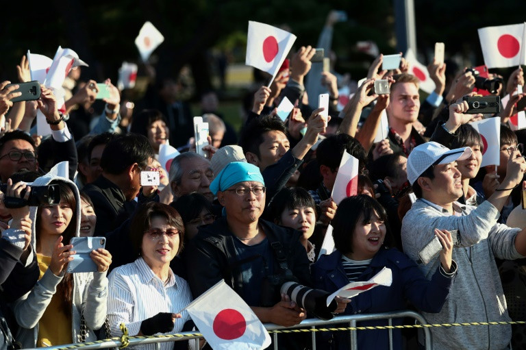Đám đông chào đón Nhật hoàng mới trong cuộc diễu hành mừng ngày đăng quang