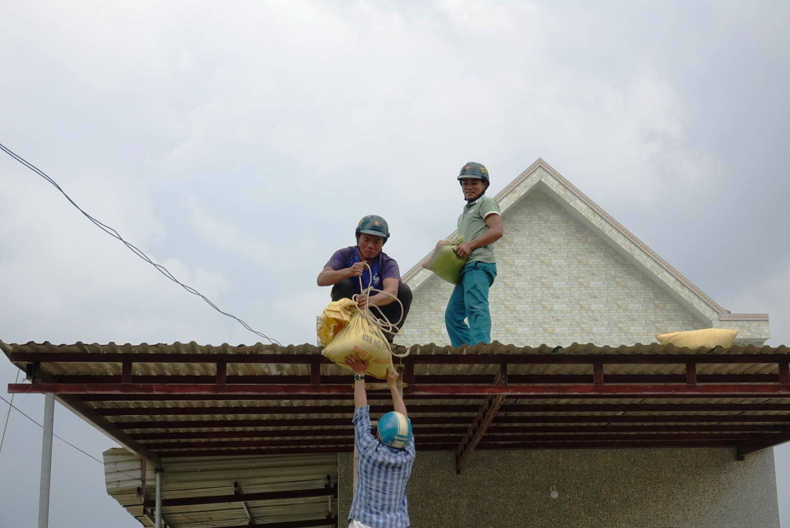 Quảng Ngãi: Người dân vùng ven biển khẩn trương chèn chống nhà cửa