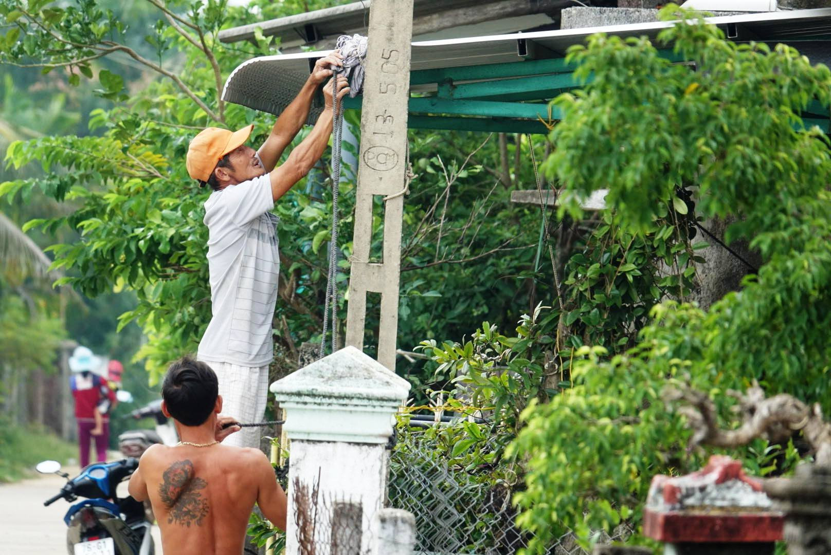 Quảng Ngãi: Người dân vùng ven biển khẩn trương chèn chống nhà cửa