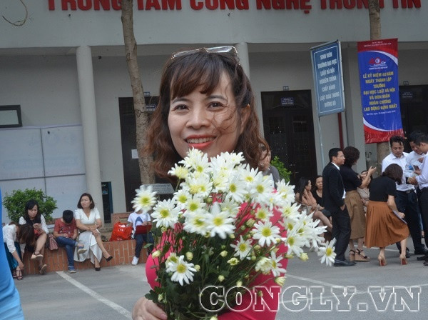 Rực rỡ nụ cười của cựu sinh viên Trường ĐH Luật Hà Nội quay về kỷ niệm trường 40 năm
