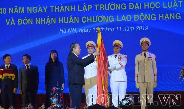 Trường ĐH Luật Hà Nội đón nhận Huân chương lao động hạng Nhất