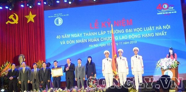 Trường ĐH Luật Hà Nội đón nhận Huân chương lao động hạng Nhất