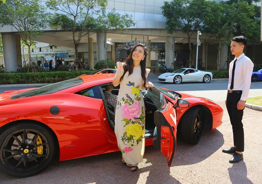 Ngọc Hiền được đưa đón bằng siêu xe khi dự sự kiện ở Trung Quốc