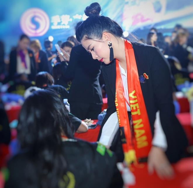 Ca nữ 'từng bị chém gần đứt lìa chân' được đưa đón bằng siêu xe khi dự sự kiện ở Trung Quốc 2