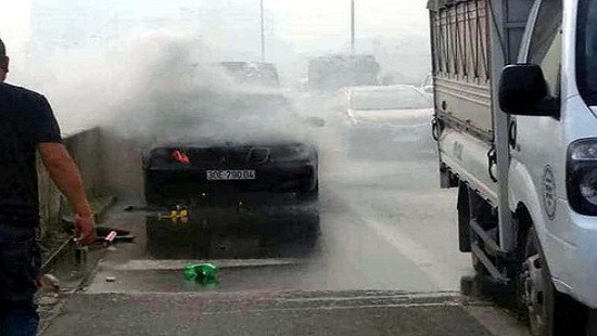 Xe Mercedes bất ngờ bốc cháy, tài xế may mắn thoát chết