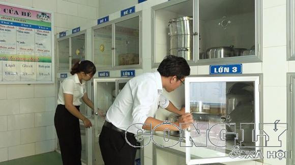 anh-co-quan-lien-nganh-kiem-tra-bep-an-truong-hoc-w734-h413.jpg