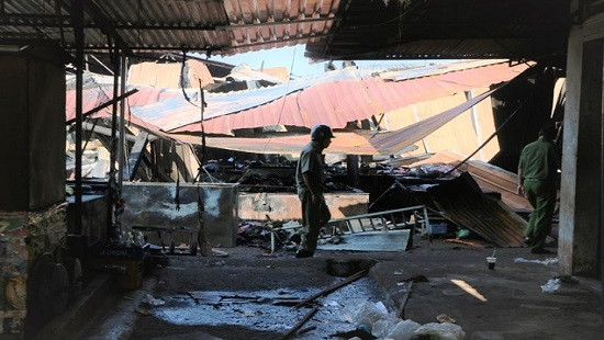 Cháy chợ khiến 30 ki ốt, sạp hàng của tiểu thương bị thiêu rụi