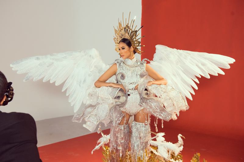 Hoàng Thùy biến hóa khi mặc thử trang phục dân tộc trước thềm Miss Universe 2019