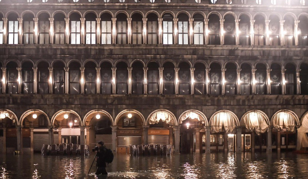 Venice bị tàn phá bởi triều cường dâng lên mức cao thứ hai trong lịch sử