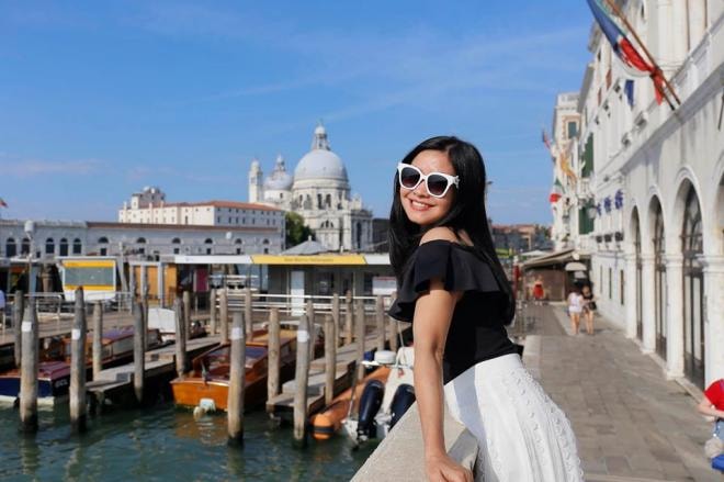 Nhan sắc tuổi U50 đến Hoa hậu cũng chào thua của bà xã 'Ông trùm phim truyền hình Việt' 13