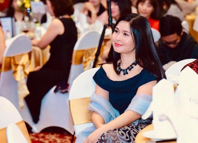 Nhan sắc tuổi U50 đến Hoa hậu cũng chào thua của bà xã 'Ông trùm phim truyền hình Việt' 8
