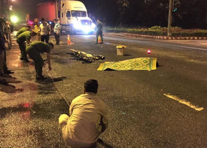 Vượt đèn đỏ, nam sinh viên bị xe container tông tử vong