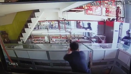 Truy bắt hai đối tượng nổ súng cướp tiệm vàng táo tợn ở Sài Gòn