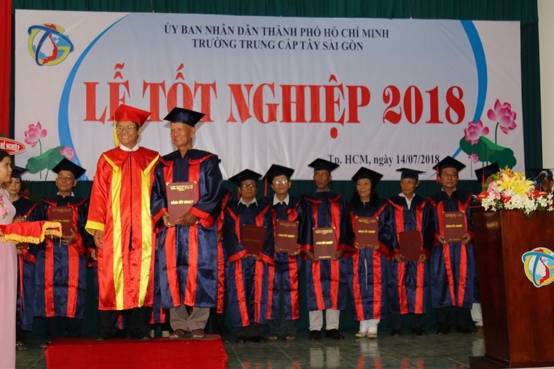 Bất ngờ thú vị tại ngôi trường có hàng ngàn “lão” học viên