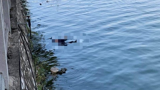 Phát hiện thi thể người phụ nữ nổi trên Hồ Tây