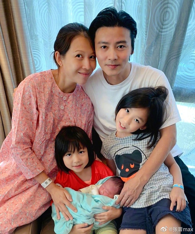 Sau bao ngày tháng vất vả, cuối cùng 'Hoàng hậu' của 'Chân Hoàn truyện' đã sinh được quý tử ở tuổi 46, gương mặt bé hội tụ nét đẹp cả bố lẫn mẹ 1 Sau bao ngày tháng vất vả, cuối cùng 'Hoàng hậu' của 'Chân Hoàn truyện' đã sinh được quý tử ở tuổi 46, gương mặt bé hội tụ nét đẹp cả bố lẫn mẹ 1