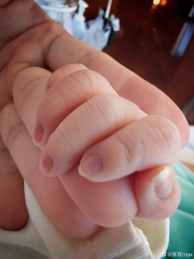 Sau bao ngày tháng vất vả, cuối cùng 'Hoàng hậu' của 'Chân Hoàn truyện' đã sinh được quý tử ở tuổi 46, gương mặt bé hội tụ nét đẹp cả bố lẫn mẹ 2 Sau bao ngày tháng vất vả, cuối cùng 'Hoàng hậu' của 'Chân Hoàn truyện' đã sinh được quý tử ở tuổi 46, gương mặt bé hội tụ nét đẹp cả bố lẫn mẹ 2