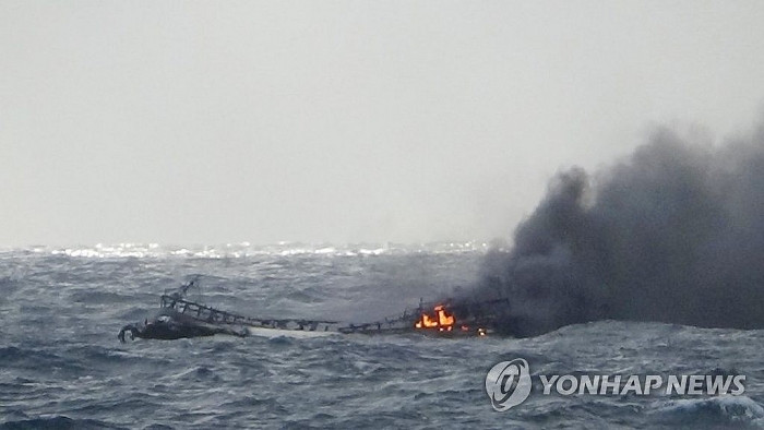 Cháy tàu cá Hàn Quốc có người Việt Nam: Tổng thống Moon chỉ thị ưu tiên tối đa cứu hộ nạn nhân